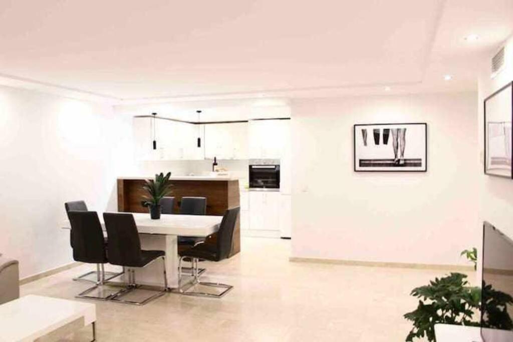 Apartament Large Modern Beach Front Apartment, Rooftop Pool!!