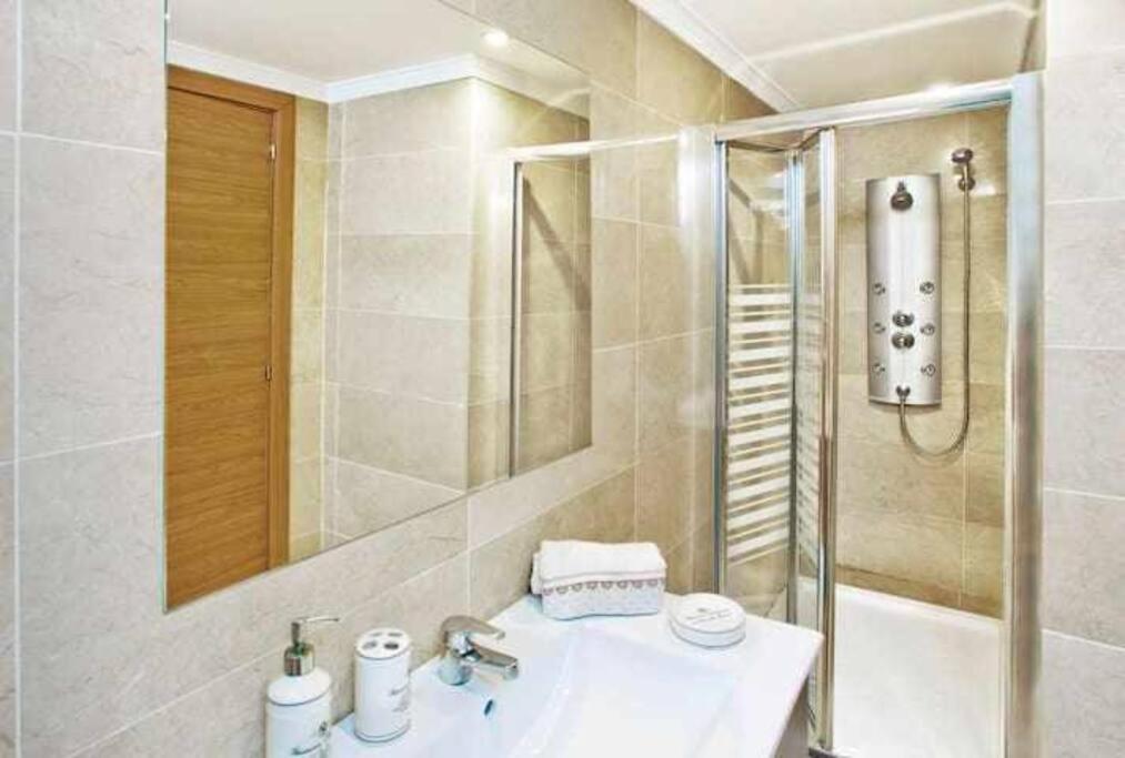 Apartament Large Modern Beach Front Apartment, Rooftop Pool!! Marbella